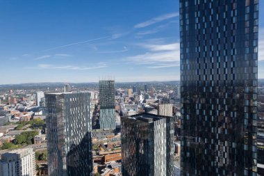Manchester Şehir Merkezi Drone Hava Görüntüsü Yapı Üstü İnşaat Mavi Gökyüzü Beetham Kulesi Deansgate Meydanı Cam Kuleler