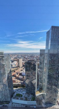 Manchester Şehir Merkezi Drone Hava Görüntüsü Yapı Üstü İnşaat Mavi Gökyüzü Beetham Kulesi Deansgate Meydanı Cam Kuleler