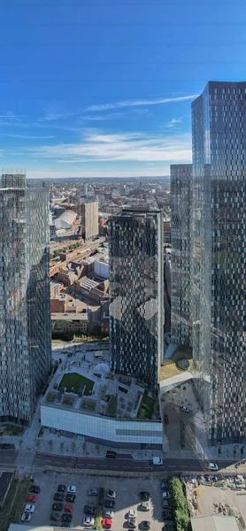 Manchester Şehir Merkezi Drone Hava Görüntüsü Yapı Üstü İnşaat Mavi Gökyüzü Beetham Kulesi Deansgate Meydanı Cam Kuleler