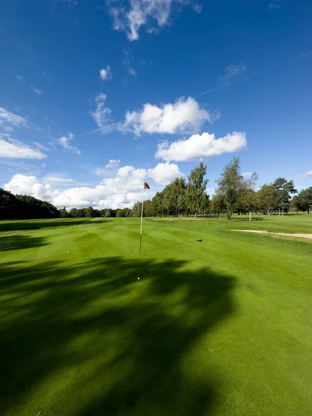 Bandeira Buraco Clube Golfe Verão Céu Azul Dia Com Algumas — Fotografia de Stock