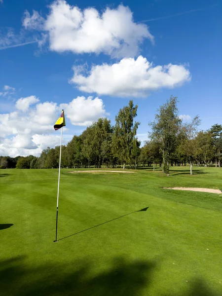 Vlag Het Gat Bij Golfclub Blauwe Hemel Zomers Dag Met — Stockfoto