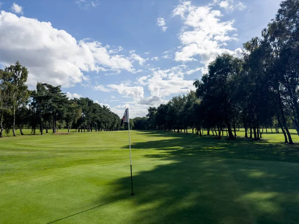 Bandera Hoyo Club Golf Cielo Azul Veranos Día Con Algunas —  Fotos de Stock