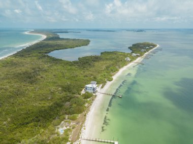 Cayo Costa Adası Plajı, Florida Pine Island 'a yakın, Bokeelia Sanibel, beyaz kumlu hava aracı manzaralı.