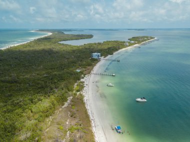 Cayo Costa Adası Plajı, Florida Pine Island 'a yakın, Bokeelia Sanibel, beyaz kumlu hava aracı manzaralı.