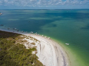 Cayo Costa Adası Plajı, Florida Pine Island 'a yakın, Bokeelia Sanibel, beyaz kumlu hava aracı manzaralı.