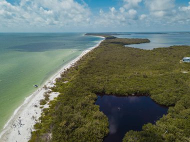 Cayo Costa Adası Plajı, Florida Pine Island 'a yakın, Bokeelia Sanibel, beyaz kumlu hava aracı manzaralı.