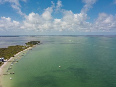 Cayo Costa Adası Plajı, Florida Pine Island 'a yakın, Bokeelia Sanibel, beyaz kumlu hava aracı manzaralı.