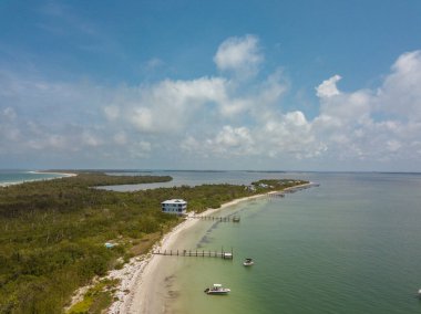 Cayo Costa Adası Plajı, Florida Pine Island 'a yakın, Bokeelia Sanibel, beyaz kumlu hava aracı manzaralı.
