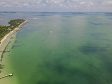 Cayo Costa Adası Plajı, Florida Pine Island 'a yakın, Bokeelia Sanibel, beyaz kumlu hava aracı manzaralı.