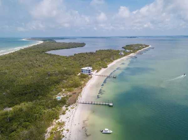 Cayo Costa Adası Plajı, Florida Pine Island 'a yakın, Bokeelia Sanibel, beyaz kumlu hava aracı manzaralı.