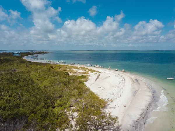Cayo Costa Adası Plajı, Florida Pine Island 'a yakın, Bokeelia Sanibel, beyaz kumlu hava aracı manzaralı.