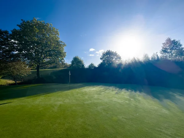 Golfové Hřiště Zelené Modrou Oblohou Vlajkou Dohledu Podzimní Den Rosou — Stock fotografie