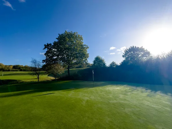 Golfové Hřiště Zelené Modrou Oblohou Vlajkou Dohledu Podzimní Den Rosou — Stock fotografie