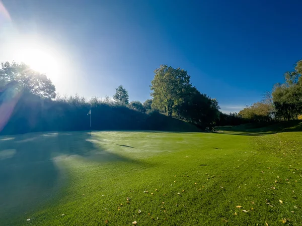 Campo Golf Verde Con Cielo Azul Bandera Vista Día Otoño —  Fotos de Stock