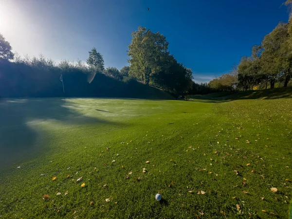 Golfové Hřiště Zelené Modrou Oblohou Vlajkou Dohledu Podzimní Den Rosou — Stock fotografie