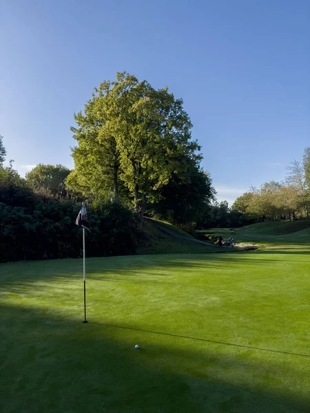 Golfové Hřiště Zelené Modrou Oblohou Vlajkou Dohledu Podzimní Den Rosou — Stock fotografie