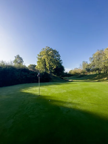 Golfové Hřiště Zelené Modrou Oblohou Vlajkou Dohledu Podzimní Den Rosou — Stock fotografie