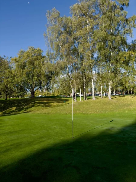 Mavi Gökyüzü Bayrakla Yeşil Golf Sahası Çiğ Taneli Sonbahar Günü — Stok fotoğraf