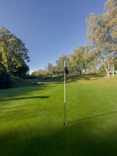 Golfové Hřiště Zelené Modrou Oblohou Vlajkou Dohledu Podzimní Den Rosou — Stock fotografie