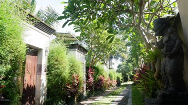 Huzurlu ve doğal bir villada heykel.