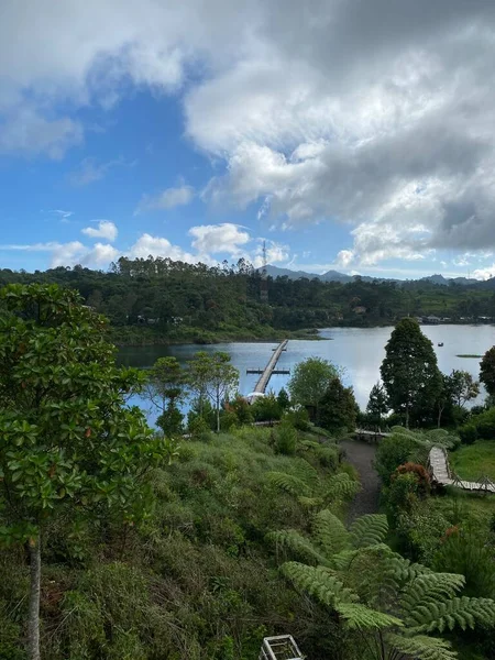 茶园中央的一个湖 印度尼西亚西爪哇 2021年4月 — 图库照片