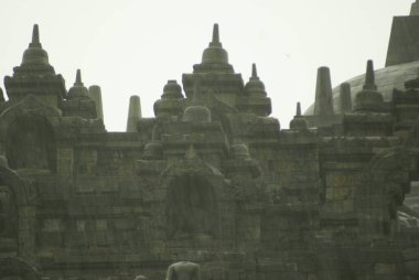 Borobudur Tapınağı, Endonezya 'nın merkezindeki dünyanın harikalarından biridir.