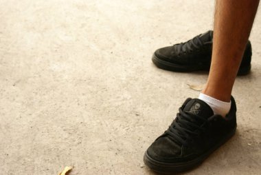 Kırmızı, siyah ve zarif sıradan ayakkabıların yakın plan fotoğrafı.