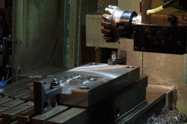 Enjeksiyon kalıplama matrisi, bir değirmen masasında, daha ileri işlemden önce yerleştirilmiş küf yerleştirme eklentileri ile