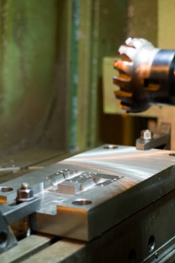 Enjeksiyon kalıplama matrisi, bir değirmen masasında, daha ileri işleme - yan görünüm - dikey