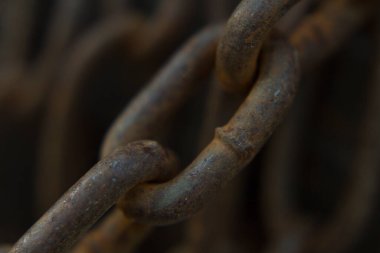 Eski paslı çelik zincirin bir parçasını kapat.