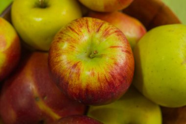 Dengeli ten rengi kırmızı-yeşil olan bir elmanın yakın çerçevesi