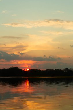 Narew nehrinin üzerinde gün batımı