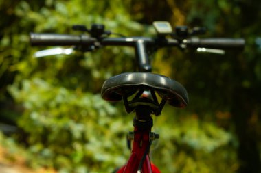 Arka taraftan bisiklet koltuğu ve mavi bisiklet gidonu görünümü