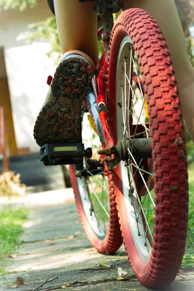 Rückansicht Des Fahrrads Mit Fahrerfuß — Stockfoto