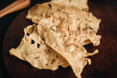 Çıtır fıstıklı krakerler Endonezya 'ya özgü bir atıştırmalıktır..