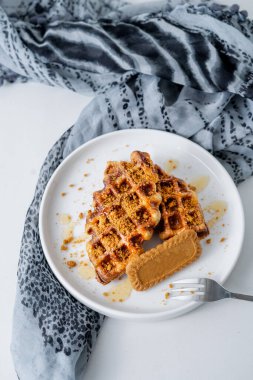 Beyaz arkaplan üzerinde biscoff ve badem gibi varyantları kırpma işlemi