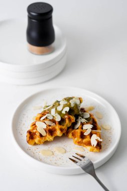 Beyaz arkaplan üzerinde biscoff ve badem gibi varyantları kırpma işlemi