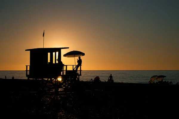 Räddningstornet Stranden Romantisk Solnedgång Till Havs — Stockfoto