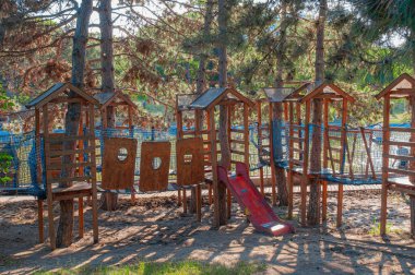 Ağaçlardaki halat parkı. Engel parkuru askıya alındı. Çocuklar için oyun alanı