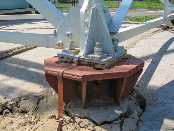 Estructura de apoyo de la fundación de una torre de metal para comunicaciones móviles. —  Fotos de Stock