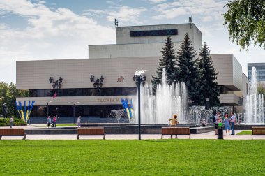 Sumy, Ukrayna. 20 Ağustos. 2021 yılı. Tiyatronun yapıcılık tarzında inşa edilmesi. Çeşmeli ve çeşmeli meydan