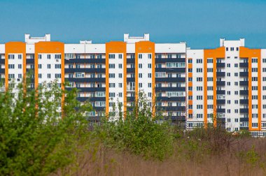 Poltava, Ukrayna. 16 Mayıs. 2021 apartman dairesi müteahhitten, yeni bina. Renkli, turuncu, beyaz ve greftle