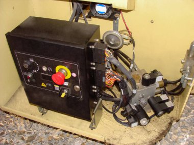 Kırmızı tetik düğmesi. Makas kaldırma kontrol paneli. Özel ekipman kirası Pekkaniska
