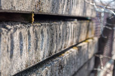 Yandan beton döşemeler yığılmış. Ev oluşturma ögesi