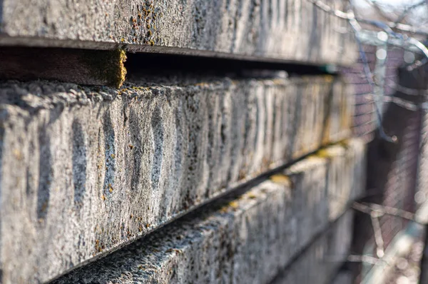 Yandan beton döşemeler yığılmış. Ev oluşturma ögesi