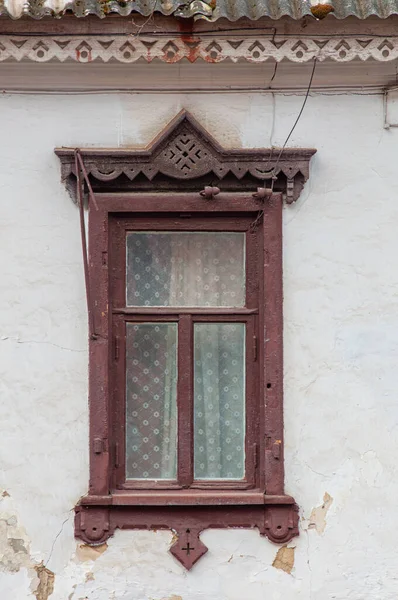 Authentic decorated red window with openwork pattern — Stock Photo, Image