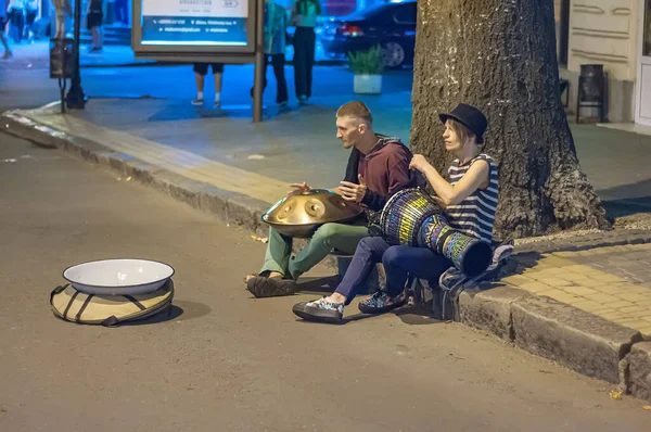 ウクライナのオデッサ。7月23日。2021年。ストリートミュージシャンの縁に座っている。ハング&ドラムプレイ — ストック写真