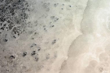 Tek renkli mermerin dokusu ve soyut iç katmanları. Doğal taşın beyaz ve siyah renkleri, yumuşak arkaplan.