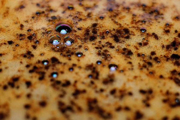 Kalın kahve kreması, Americano. Köpüklü kahverengi köpük. Yumuşak odak arkaplanı. Sert İtalyan içeceği..