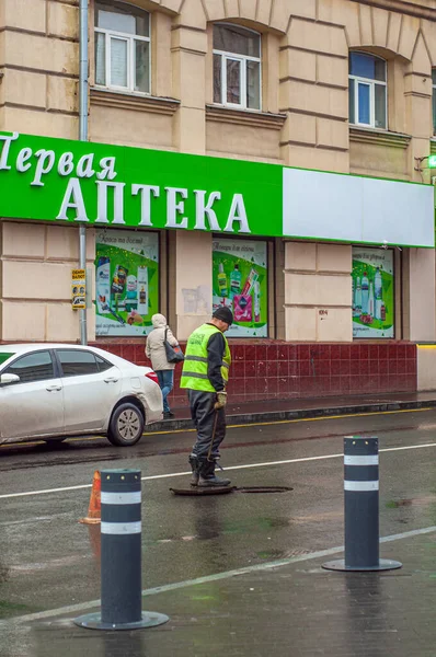 Харків Україна Грудня 2021 Робітник Яскраво Жовтому Жилеті Стоїть Біля — стокове фото